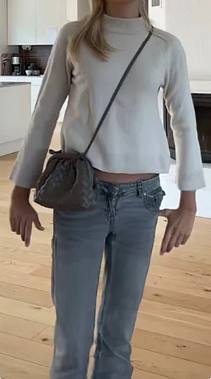 Beige stickad tröja från Wera - Säljer en stilren beige tröja från Wera. Tröjan har en lite högre krage men skulle inte säga att det är en typisk ”polo tröja”, raka ärmar och är tillverkad i mjuk ullblandning.🩵 Jag har råkat tvätta den i för hög värme och den har krympt. Så istället för storlek M skulle jag nu säga att den kanske är storlek XS eller S den är lite mer croppad och har lite kortare armar, men annars är det ingen större skillnad den är liksom inte sliten eller nopprig. Men där av priset (tvättats i för hög värme)🩷