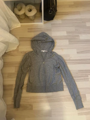 Grå hoodie med dragkedja - Säljer en enkel och stilren grå hoodie med dragkedja framtill. Tröjan har huva, långa ärmar och är tillverkad i mjukt bomullsmaterial. Från Gina Young!💞💞💞