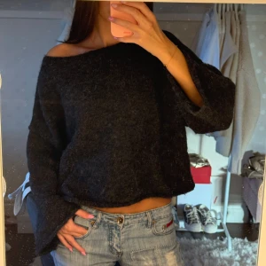 Mörkgrå offshoulder stickad tröja - Såå snygg mörkgrå stickad tröja med offshoulder-design och vida ärmar💕 superfint skick!