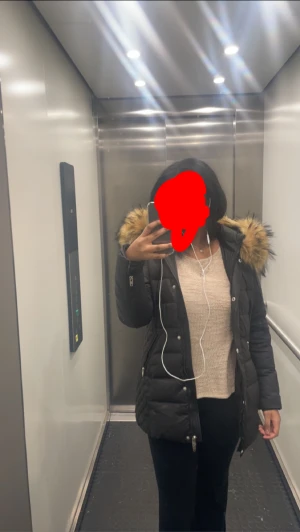 Rock and Blue vinter jacka - Jätte skön min favo jacka. Rock and blue jacka med päls. Köpte den för 3,700kr och säljer den för 600kr. Säljer den för vill köpa en annan jacka. Pris kan diskuteras🤍 Skriv om ni är intresserade🫶🏽🫶🏽🫶🏽