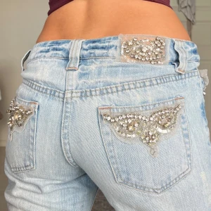 Jeans - Midjemått: 38cm rakt över, innerbenslängd: 77cm 💕