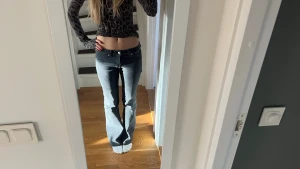 Lågmidjade utsvängda jeans - Säljer ett par snygga lågmidjade bootcut jeans i utvättad svart/grå färg. De är i storlek 36/S men är små i storleken. Brukar vandligtvis ha 34/xs i jeans!