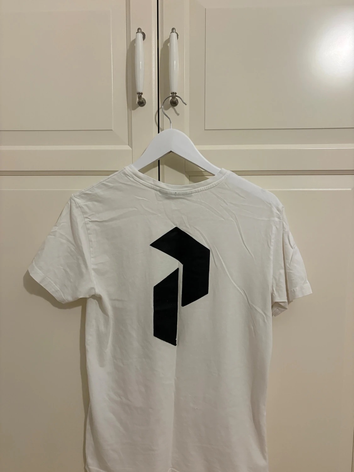 Vit t-shirt med svart grafiskt tryck - 1