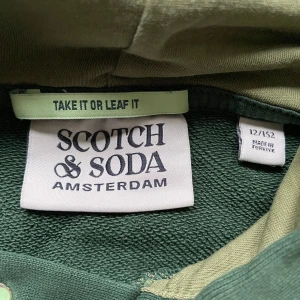 Scotch soda hoodie - En riktigt snygg scotch soda hoodie. Nypris 800kr Skick 7/10 Ett hål i armhålan utöver de är tröjan i gott skick. Modellen är 156cm och väger 45kg. Skriv vid minsta fundering! Mvh Lysekilsgarderoben 