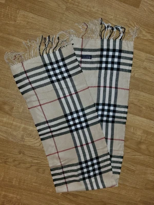 Vintage burberry halsduk  - Säljer den hära vintage burberry halsduken som är tillverkad 1990 och slutade produceras 1999! Pris går självklart att diskuteras😃