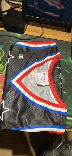 Signerad Harlem Globetrotter linne - Perfekt för dig som gillar basket eller har en i familjen som älskar basket. Detta blir då en perfekt julklapp. Signerad av en spelare och namnet bak är Big Easy. Den har aldrig använts och har bara legat i en låda i en påse så den är i så nyskick som det går. Utan signatur så är nypriset ca 750kr och denna är signerad och aldrig använd och även köpt på en av deras uppvisningar. 