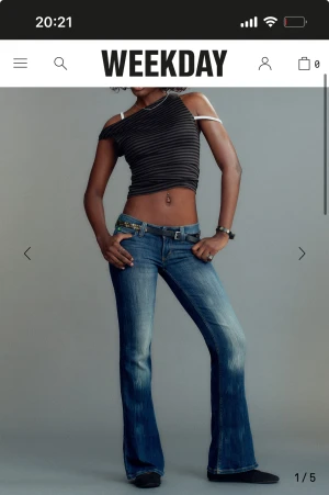 Blå bootcut jeans från Weekday - Säljer mina weekday jeans då de var för korta i storlek när jag köpte (är 169) älskar dock att jeansen är väldigt lågmidjade och snygga 💕