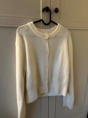 Creme vit kofta  - Creme vit stickad kofta från hm, den är i storleken 170 men passar mig som bär XS!