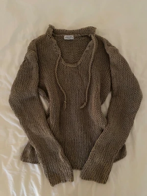 Stickad tröja från Hunkydory Essentials Stockholm - Sjukt cool tröja i mörkare olivgrön, säljer den eftersom den tyvärr inte kommer till användning efter att jag köpt den från Vinted. Kontakta mig gärna vid ytterligare frågor☺️