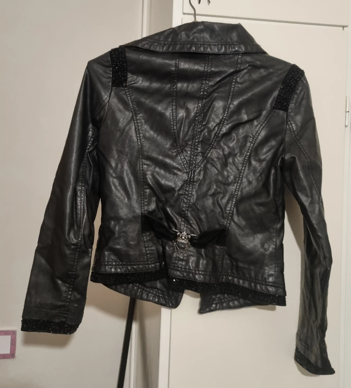 Svart skinnjacka med pärldetaljer