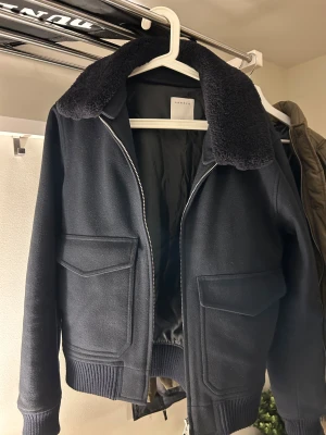 Sandro jacka - Säljer en riktigt snygg jacka från Sandro. Nypris ca 7000kr.