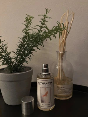 Altman 22.0 Extrait de Parfum - Altman 22.0 från One Bold Chemist är en extrait de parfum med stilren design. Perfekt för dig som ha en god vinter parfym med en lukt av vanilj.       Skriv vid minsta fråga✨