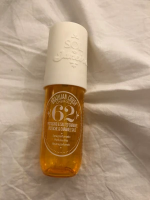 Brazilian Crush Cheirosa 62 Mist - Perfume mist med pistachio och saltad karamell. 90 ml flaska, tillverkad i USA. Perfekt för dig som vill ha en söt och unik doft som sticker ut. Mer än hälften kvar 