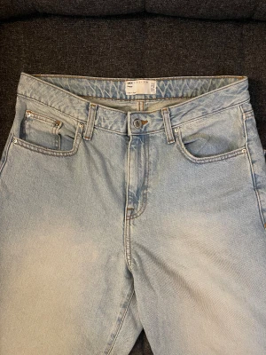 Baggy ljusblå jeans  - Säljer ett par baggy jeans från ASOS DESIGN i ljusblå. Klassisk femficksmodell med hög midja och raka ben. 