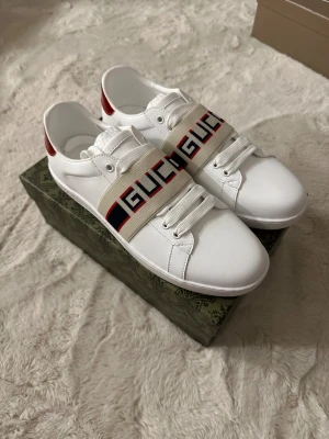 Gucci Ace Stripe Skor - Säljer ett par Gucci Ace skor. Dem är nya. Ingen tecken på användning. Storlek 42. Priset går att diskutera men bara bland rimliga bud. För frågor skriver du PM.
