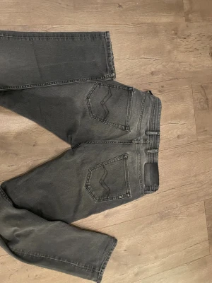 Replay svarta jeans groover 28/30 - Snygga svarta jeans från Replay med klassisk femficksdesign. Säljer dessa jeans för att dom inte passar mig längre. Dom är använda mycket och har lite defekter med slitningar men annars är dom väldigt bra skick. Mitt pris är 270 kr!