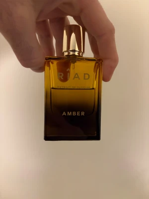 Riad Amber Extrait de Parfum - Amber Extrait de Parfum från Riad. Snygg flaska med modern design. Halva flaskan kvar.