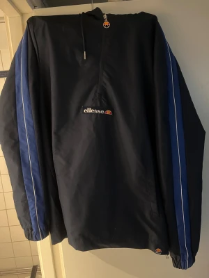 Ellesse-pullover - Väldigt snygg jacka från Ellesse. Sparsamt använd. Kan även bäras av någon med L.