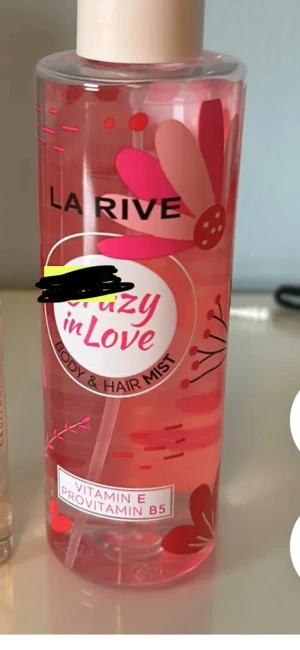 La Rive Crazy in Love Mist - Fräsch body & hair mist med vitamin E och provitamin B5. Perfekt för dig som vill ha en lätt och uppfriskande doft till både kropp och hår. Snygg rosa design som sticker ut i badrumshyllan.