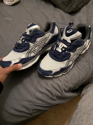 Asic gel nyc I blå/vit/silver färg - Säljer ett par feta skor i storlek 42 de sitter väldigt bra på💯dem är väldigt varm och fluffiga insidan som passar väldigt bra inför vinter skorna❄️ är i helt nytt skick i välidgt dyr kvalitet🤩den säljs på grund att jag behöver pengar inför min resa🙌hör gärna av dig för frågor eller snabb affär👀✍️💬