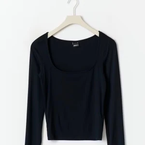 Soft touch i mörkblå - Säljer min soft touch jersey topp i mörkblå från Gina tricot för den är för liten. Den är använd men i bra skick fortfarande. Den har djup urringning och slits ärmar.