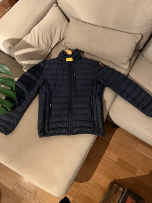 Parajumper jacka - Säljer denna feta parajumper jackan. Skick är 8/10. Storleken är som XS. Priset kan diskuteras vid en snabb affär. Tveka inte att höra av dig vid minsta fråga!