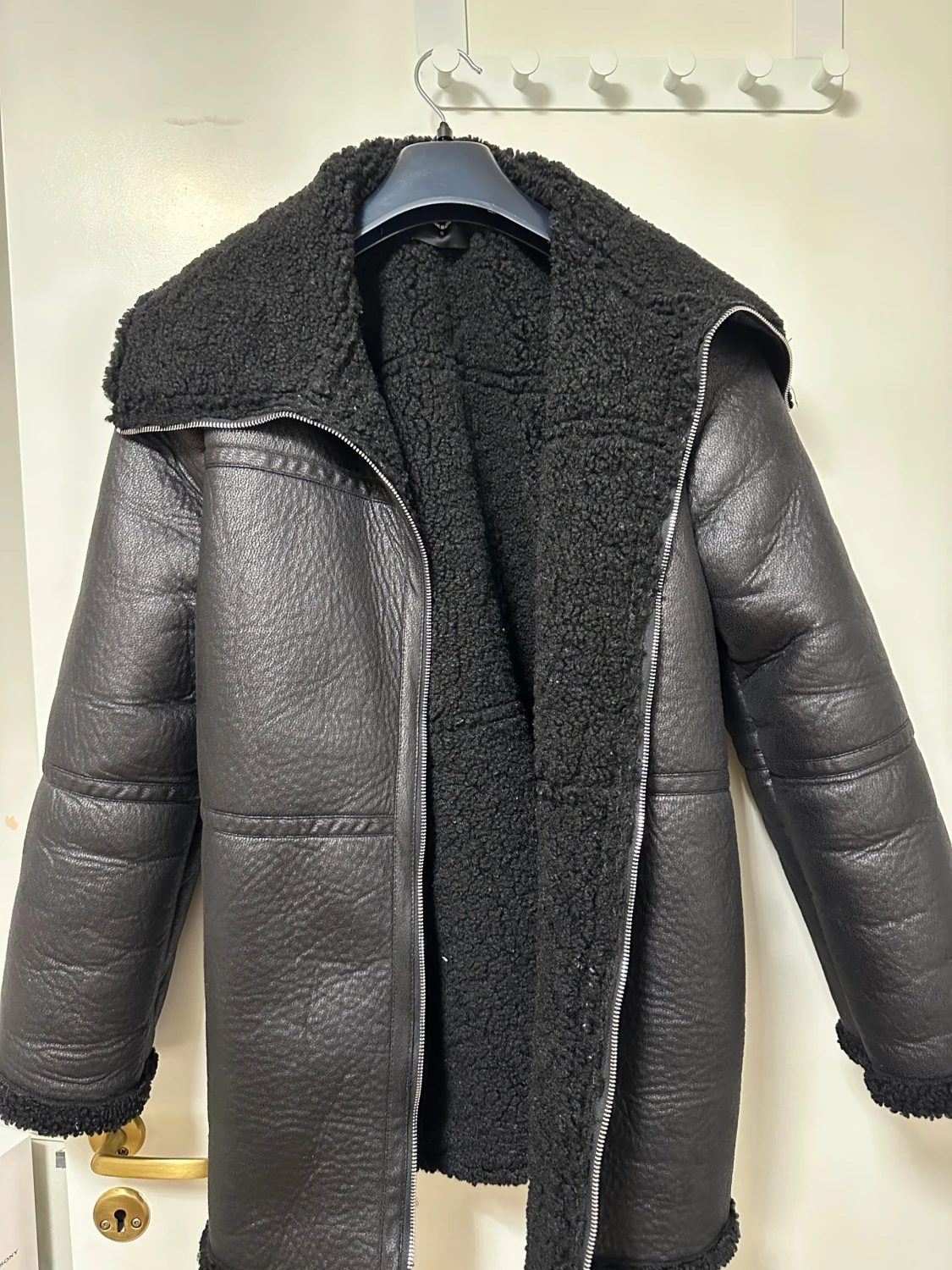 Svart teddyjacka med skinnlook