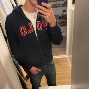Ralph Lauren ziphoodie - Ralph Lauren hoodie med dragkedja i mycket bra skick.