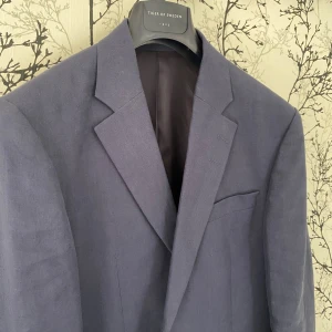 Tiger of Sweden linnekavaj - Mörkblå linnekavaj från Tiger of Sweden. Kavajen är helt ny och aldrig använd men saknar etikett. Nypris 3900kr.