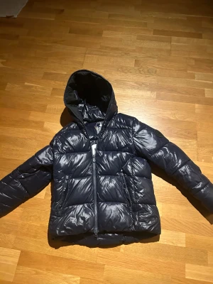 Save The Duck Jacka - Riktigt snygg jacka från märket Save The Duck. Eftertraktad jacka i en snygg marinblå färg. Storlek S och nypriset ligger på omkring 3.699. En perfekt jacka för vintern. Priset kan diskuteras, men snabba o smidiga affärer prioriteras. Tveka inte på att höra av er vid vidare funderingar, allt gott så länge!