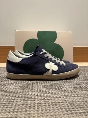 The gallerist - Säljer nu dessa fina skor från the gallerist. Dem är i mycket bra skick. Nypris är 2700kr medan jag säljer för endast 1600. Allt medföljer. Skriv vid fler frågor