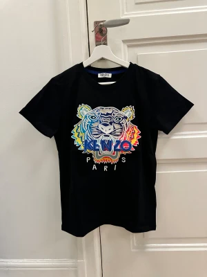 Kenzo t-shirt  - Svart t-shirt från Kenzo med ikoniska tigerbrodyret. Storlek S, endast använd 1-3ggr så säljes i toppskick. 