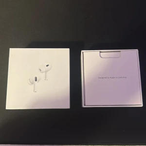 AirPods Pro (2nd generation) - Säljer ett par Apple AirPods Pro (2nd gen) i nyskick med originalförpackning, laddningsetui, extra öronproppar och laddkabel. Allt ser oanvänt ut och inga synliga repor eller slitage. Perfekt för brusreducering och trådlös musikupplevelse. Dock blev dom tappade i vatten så att det bara låter om skalet när kan öppnar dom men det påverkar inte musikupplevelsen 