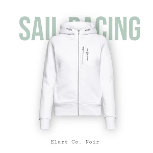 Vit hoodie från Sail Racing - Sail Racing hoodie – vit | Nyskick Original. Använd mycket sparsamt, i princip som ny. Inga fläckar, inga skador eller slitage. Unisex (herrmodell). Nypris ca 1 500 kr. Från rök- och djurfritt hem. Säljes p.g.a. kommer ej till användning.