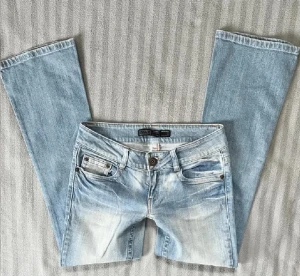 lowwaist bootcut jeans  - supersnygga jeans från only, dem har dock två små hål i skrevet men lätt att sy ihop. Står ingen storlek i byxorna men skulle säga att det är s/m, passar mig bra i längden som är runt 164. Har inga bilder på för dem e för stora för mig i midjan 