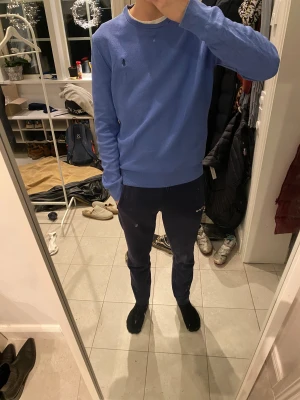 Ljusblå Ralph Lauren tröja - Säljer denna ljusblå stilrena Ralph Lauren tröjan i storlek s , tröjan passar till de mesta och är i bra skick hör av er vid frågor 