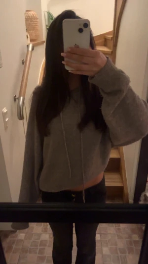 Brun stickad hoodie med snörning - Säljer en brun stickad hoodie från Lindex💗. Tröjan har en loose passform och långa ärmar, perfekt för dig som gillar en chill och avslappnad stil. Lite nopprig men supermjuk och skön att ha på sig, passar till jeans eller mjukisbyxor.