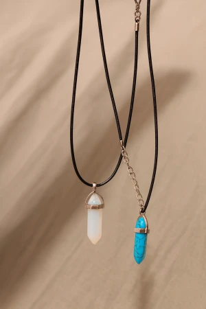 Halsband med kristallhängen nå och vit tumlad Krystaler nya  - 💕Ingår Två st halsband med svarta band och spetsiga kristallhängen. Ena hänget är opalvit  med guld fäste, det andra är turkost med marmorerat mönster och silverdetaljer. Perfekt för dig som gillar boho eller mystisk stil. Leveranstid 2-3 vardagar skickas med presentpåse och i ett kyvärt med emballage. Intresse pm skickas telefonnummer håller  kontakt tills paketet är framme. Behövs inget onödigt köpskyd då varan är billigare än köpet i sig . Vi håller kontakt  ett nytt smycke ersätts. 