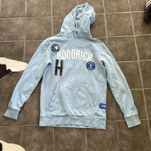 Ljusblå hoodie från Hoodrich XS - Säljer nu min hoodrich hoodie för att den kommer inte till användning. Köpte den för 900 och vill sälja den för 350 priset kan diskuteras vid snabb affär. Jag har använt den max 5 gånger och hoodien har inga täcken på användning