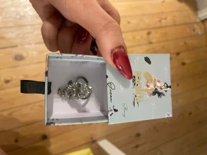 La fleur ring, Ioaku - ring från Ioaku från deras kollektion la fleur. storlek justerbar. Nypris 699kr