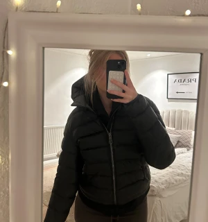 Svart pufferjacka från Colmar - Säljer min fina colmar jacka i storlek M❤️🙌🏻Den är i mycket bra skick förutom att det några sminkfläckar på insidan av mössan som ni ser på bilden (Ordinariepris 5000-6000)