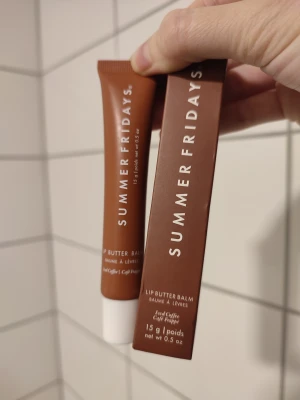 Summer Fridays Lip Butter Balm - Iced Coffee - Summer Fridays Lip Butter Balm i doften Iced Coffee. Innehåller 15 gram. Helt nytt! Boxen får man med.