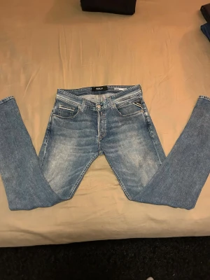 Replay jeans - Fick ett par ljusblåa replay jeans i födelsedagspresent och gillar inte färgen riktigt, så vill bara bli av med dom. Aldrig använda. W30 L32 Priset går att diskutera:)