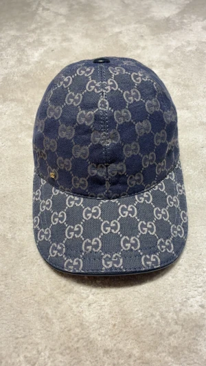 Blå Gucci keps - Snygg gucci keps i blå i nytt skick.            Pris kan diskuteras vid snabb affär!