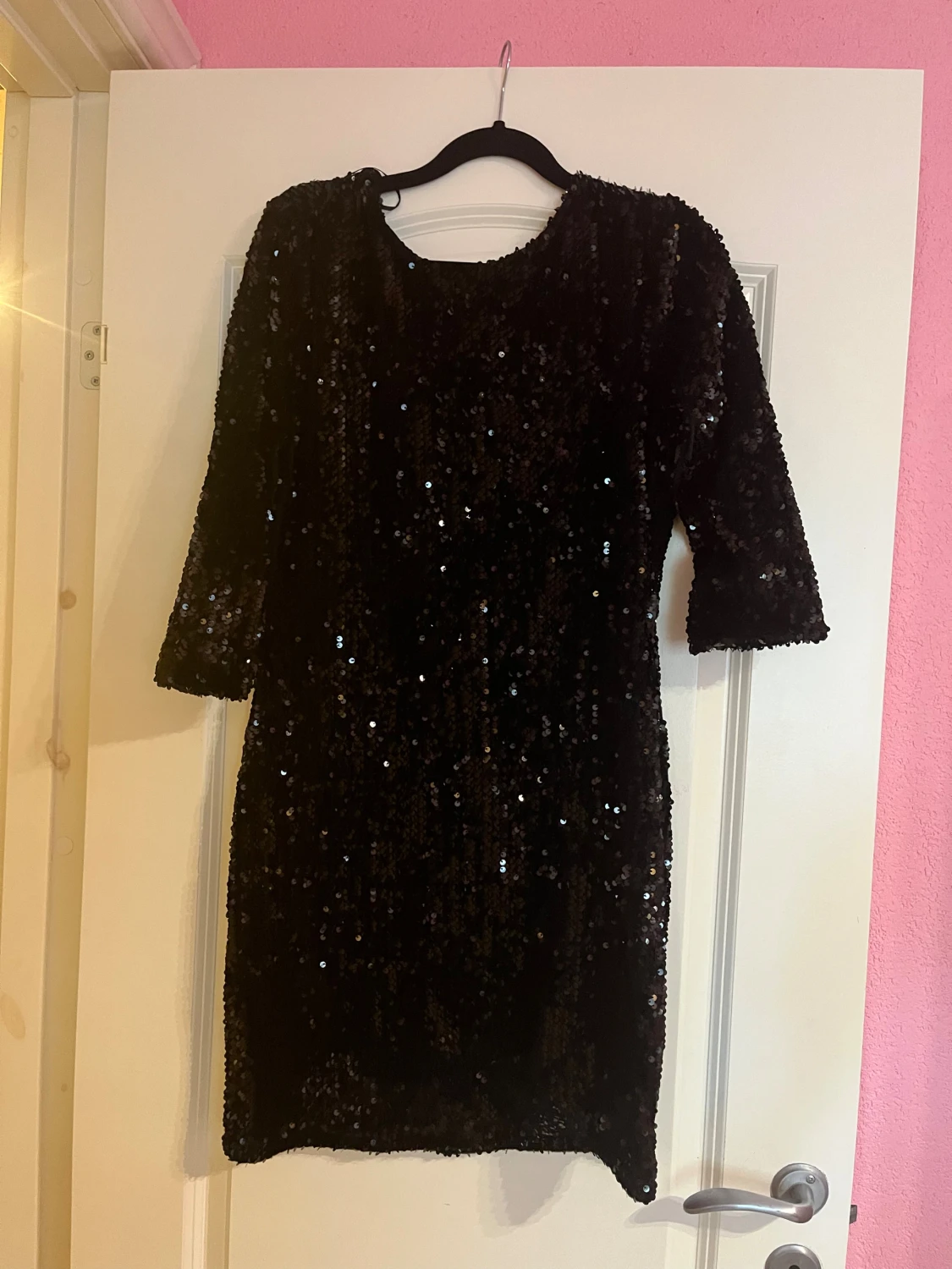 Svart glittrig paljettklänning - 1