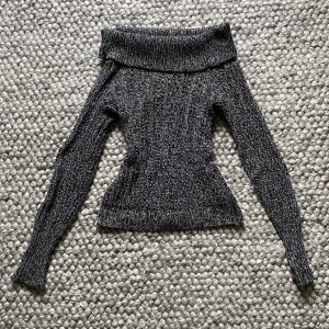 söt grå offshoulder  - Säljer denna supermysigs stickade offshoulder tröjan, stl 158/164 passar bra till de som bär xs! Pris kan diskuteras💓#Spets #spetstopp #spetslinne #volanger #volangtopp #volanglinne #croptop #bohochic #bohemisk #bohemian #Y2K #vintagelove #alternative #Abercrombie #coquette #ibizasummer #flowers #blommig #sommartopp #sommar #glittrig #guldig #festtopp #söt #cute #plisserad #meshtop #sheertop #seethrough #genomskinlig #peplum #cottagecore #korsett #neglige #broderier #broderingar #embroidered #an