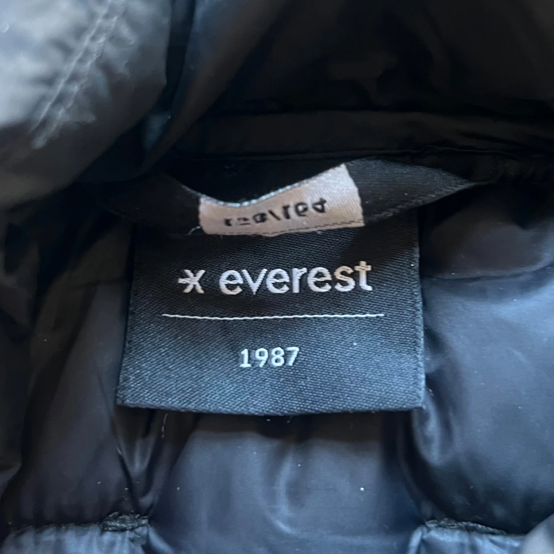 Svart pufferjacka från Everest - 2