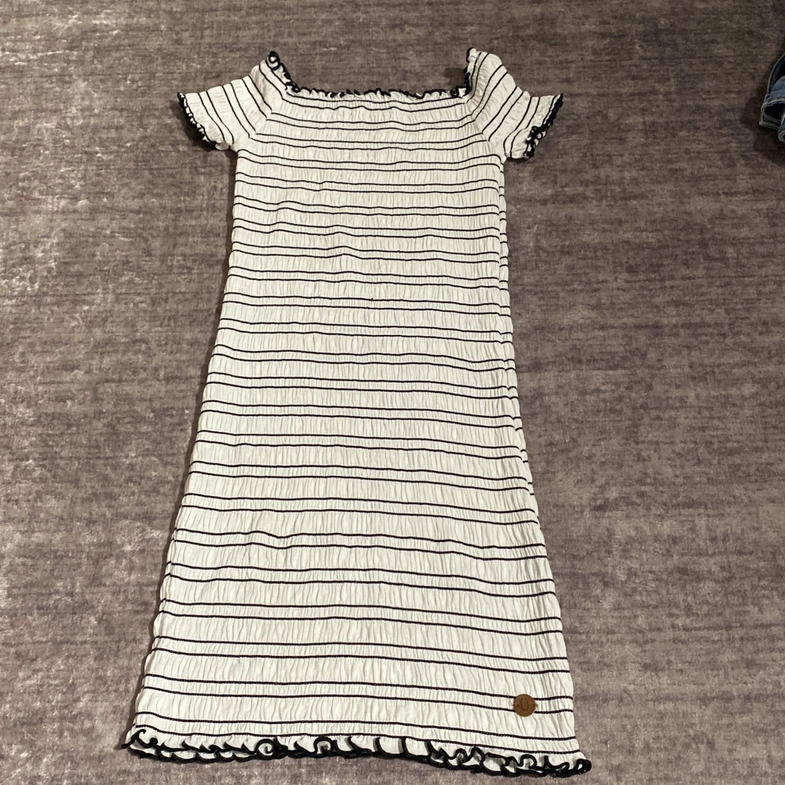 Randig vit klänning från Ü