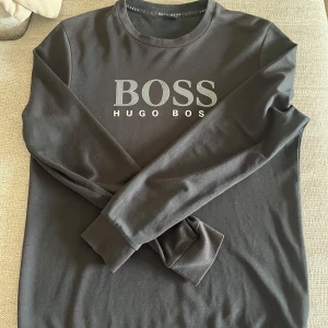 Svart Boss tröja - En svart Boss tröja i storlek Large. Äkta!