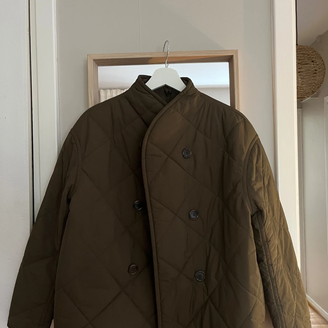Olivgrön quiltad jacka med knappar - 2